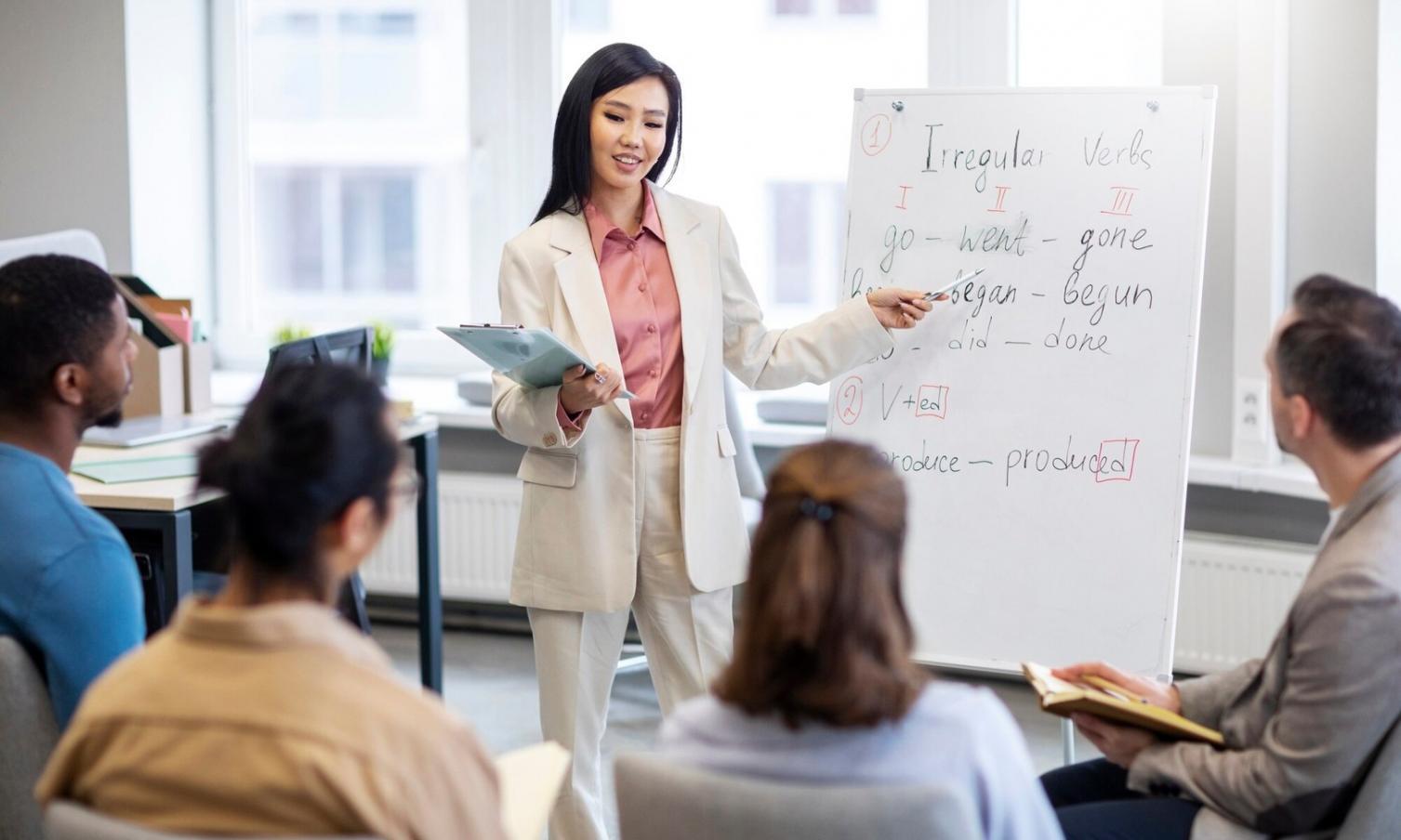 Equipo empresarial revisando presupuestos operativos