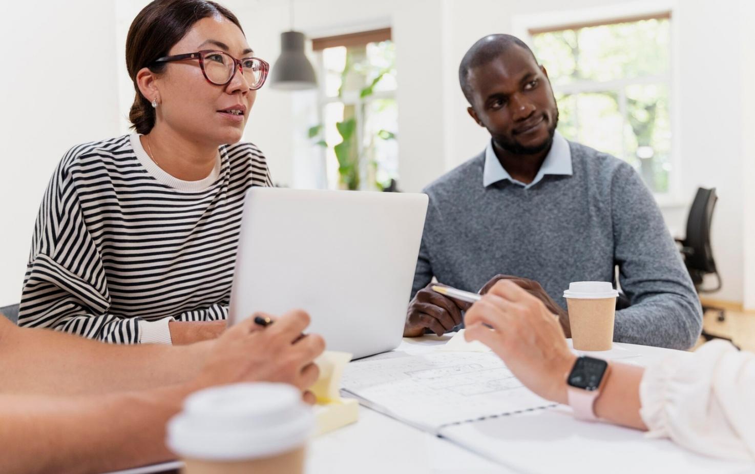 Persona trabajando en análisis presupuestario con documentos